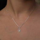 Colar Feminino Flor Cravejada Vazada de Prata